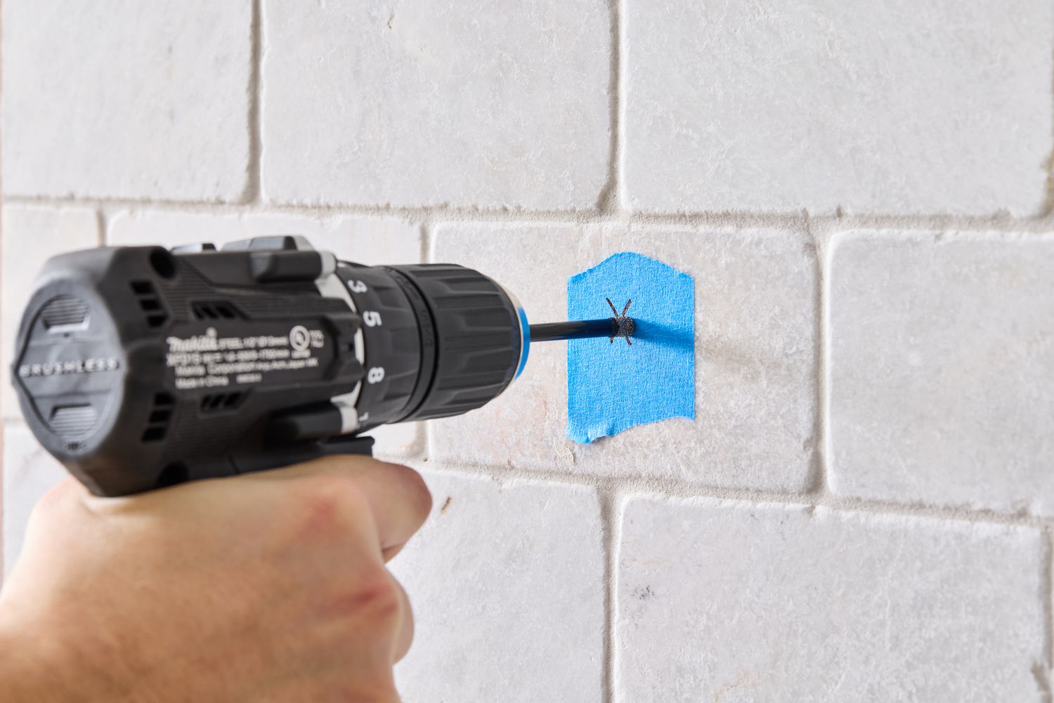 چگونه بدون ترک انداختن کاشی، روی آن سوراخ‌کاری کنیم؟
